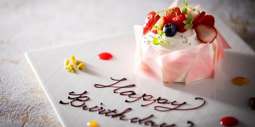 【記念日プラン dejeuner de fete】乾杯ドリンク、選べるメイン、ホールケーキ、花束など
